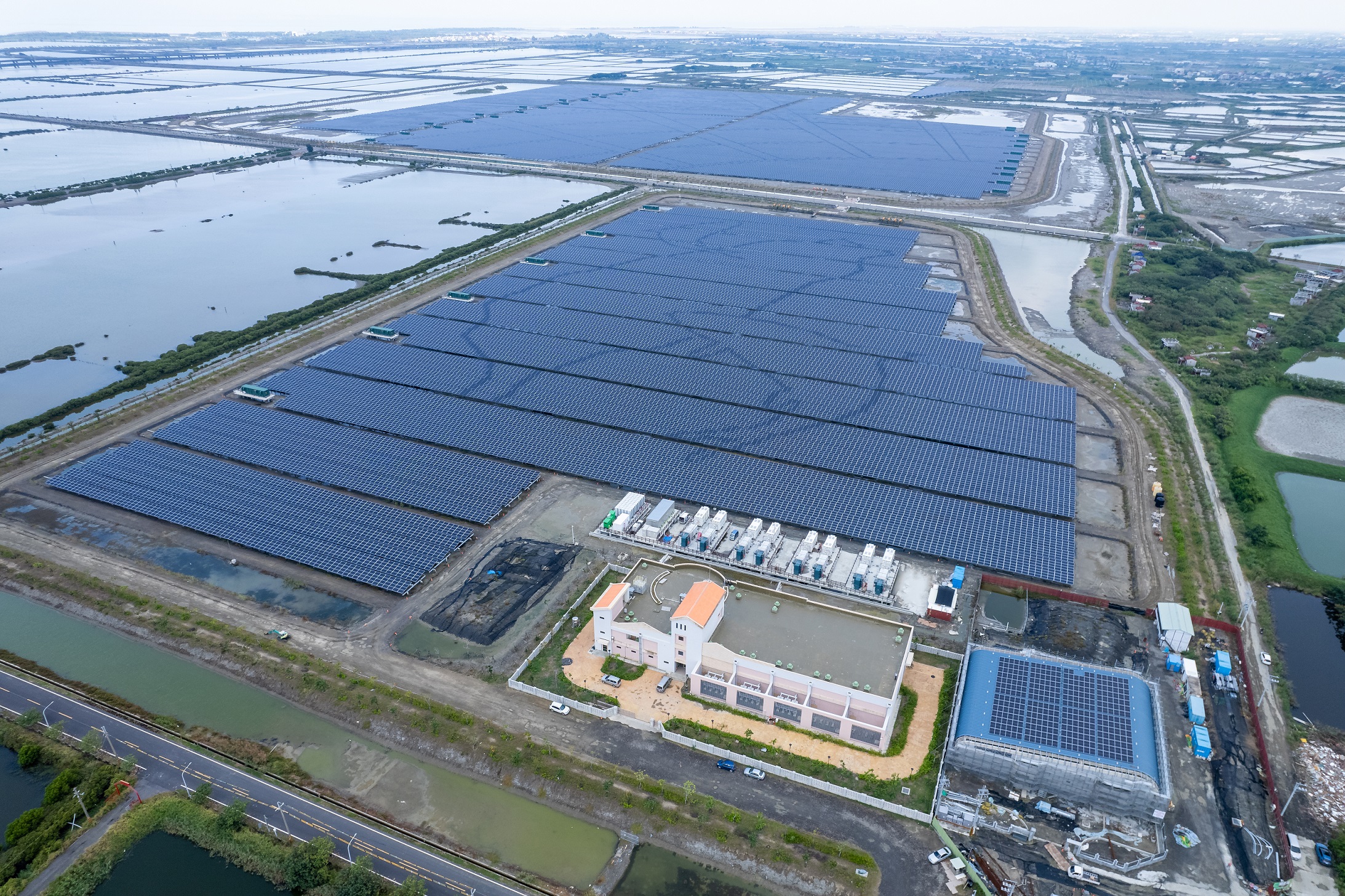 On November 13, Taipower launched small-scale green energy sales featuring self-developed photovoltaic and offshore wind power, attracting 71 companies to bid for over 9 GWh of green electricity, an increase of nearly 50% compared to last year.