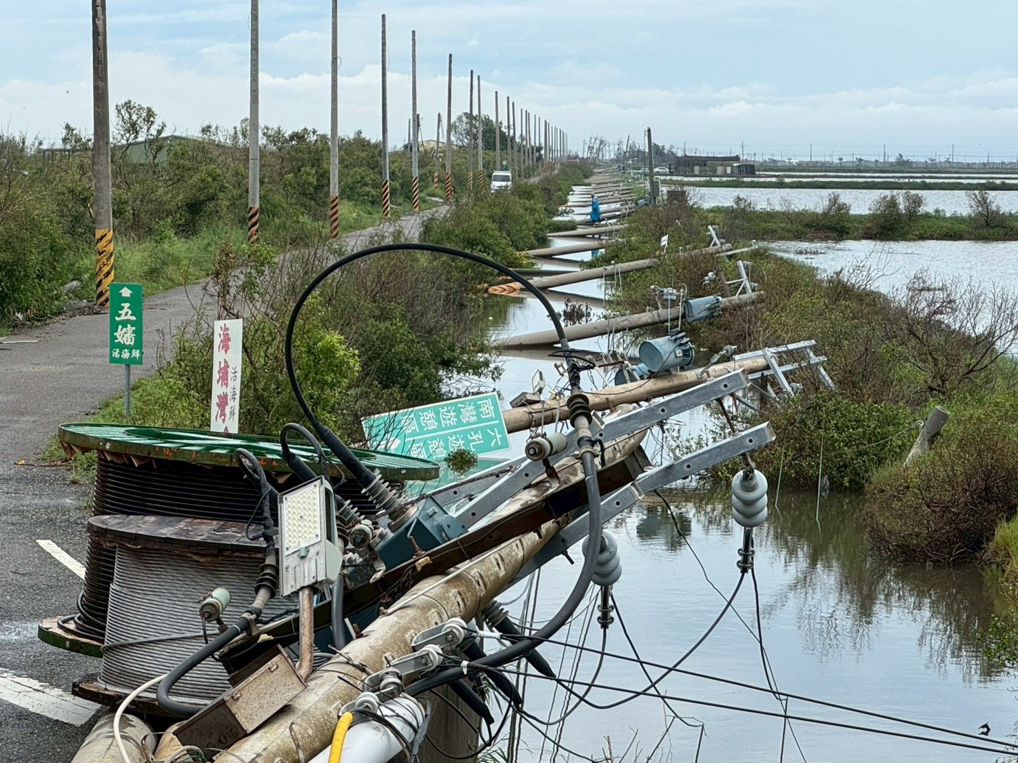 丹娜絲颱風勢橫掃南台灣，全國倒斷電桿近2500支，幾乎全數集中於嘉南地區。