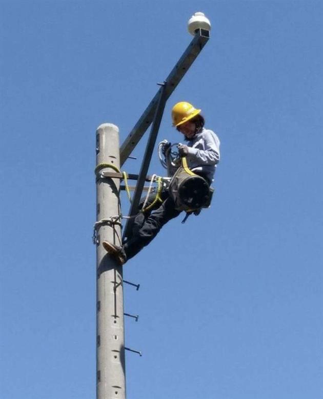 去年考進台電的何孟穎，現在是負責停電搶修的生力軍，期待更多學弟妹加入台電