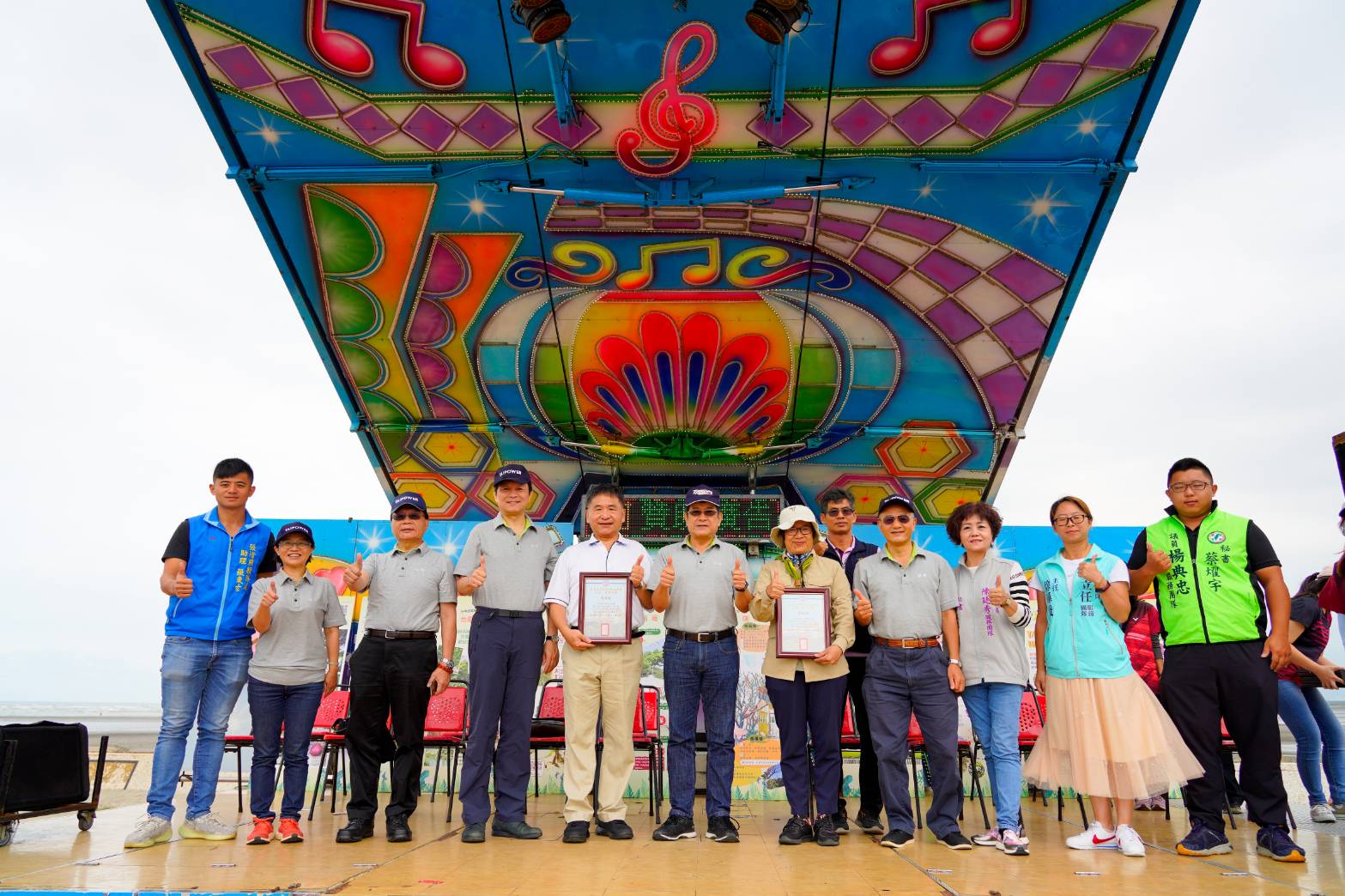 How difficult is it to keep doing one thing for a quarter of a century? Taipower cleans the beach on Mid-Autumn Festival for 27 consecutive years-- more than 7,000 people respond to the call this year