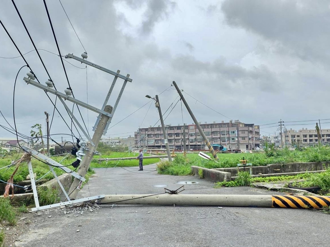 圖說：丹娜絲颱風在無中央山脈屏障下重創嘉南平原，全國電桿倒斷規模統計至今，已達近2,500支。