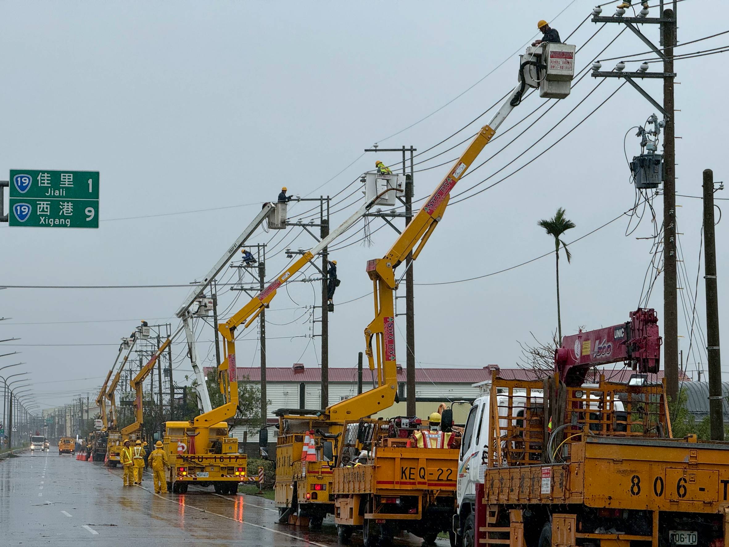 電桿重建耗時耗力，須先清除舊桿及路樹外，再透過大型重機具將一根根重逾1噸的電桿立起、架線、修護送電。