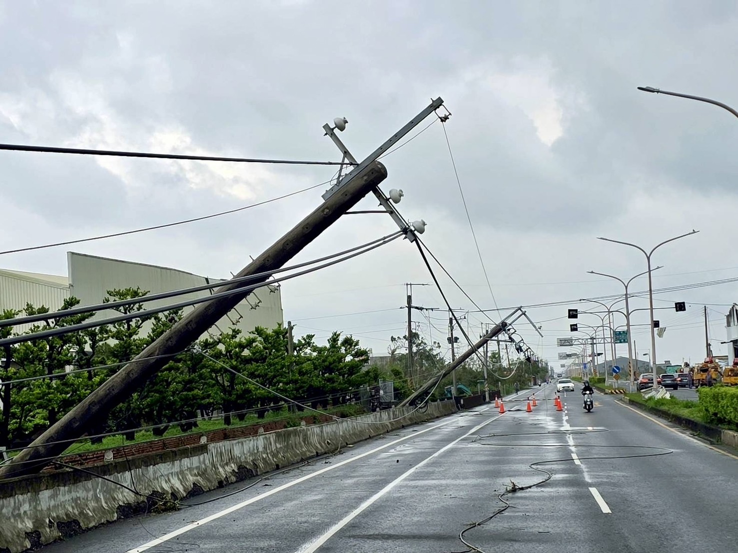 圖說：丹娜絲颱風在無中央山脈屏障下重創嘉南平原，全國電桿倒斷規模統計至今，已達近2,500支。