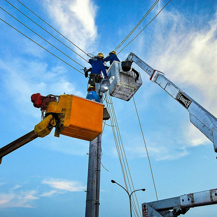 拼復電 莫蘭蒂風災屏東停電戶數今再減少四萬戶 軍方支援運輸機載運機具協助金門復電