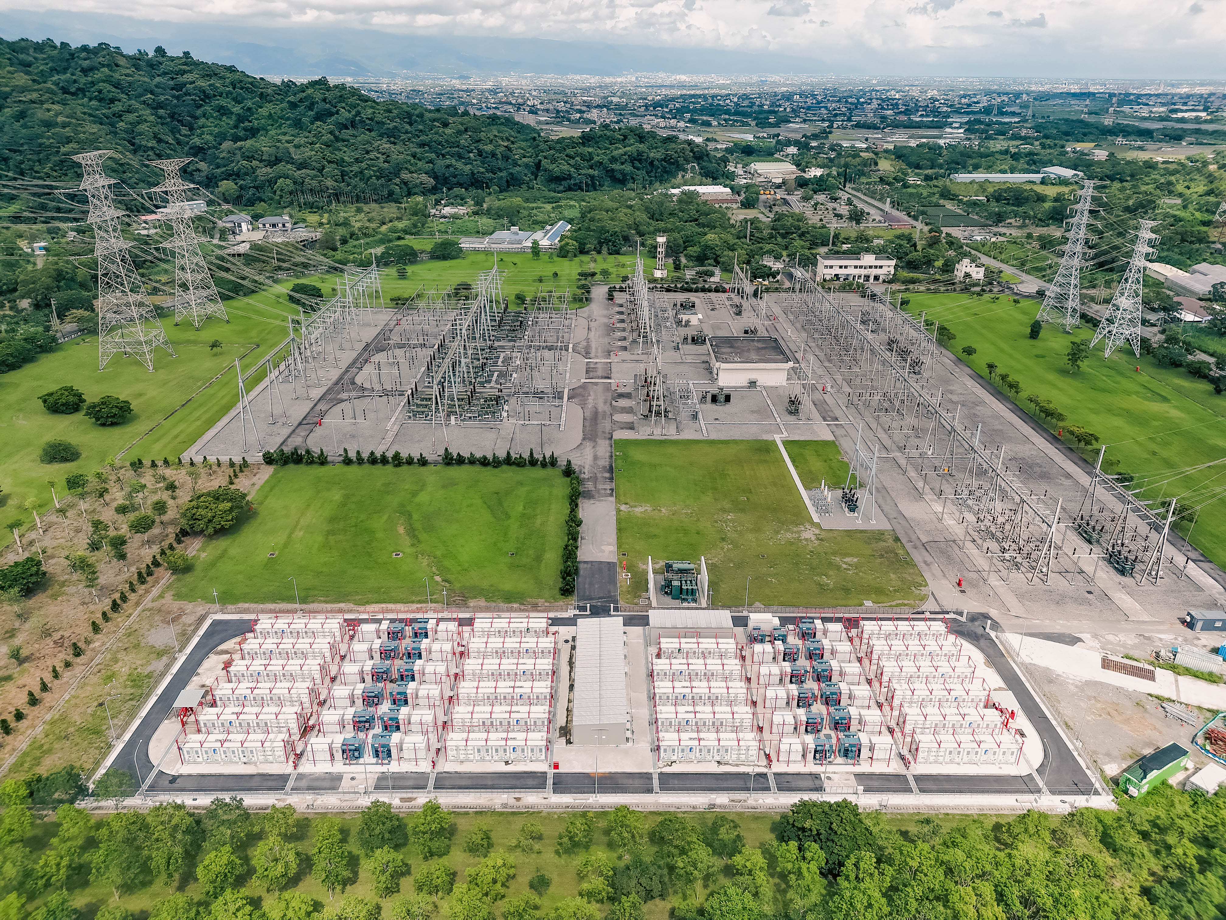 Taipower partnered with Tatung Forever Energy to establish 23 energy storage containers at the Dongshan EHV Substation, covering an area of approximately 1,600 pings (about 5,300 square meters) and creating a 60-MW/85-MWh energy storage system.