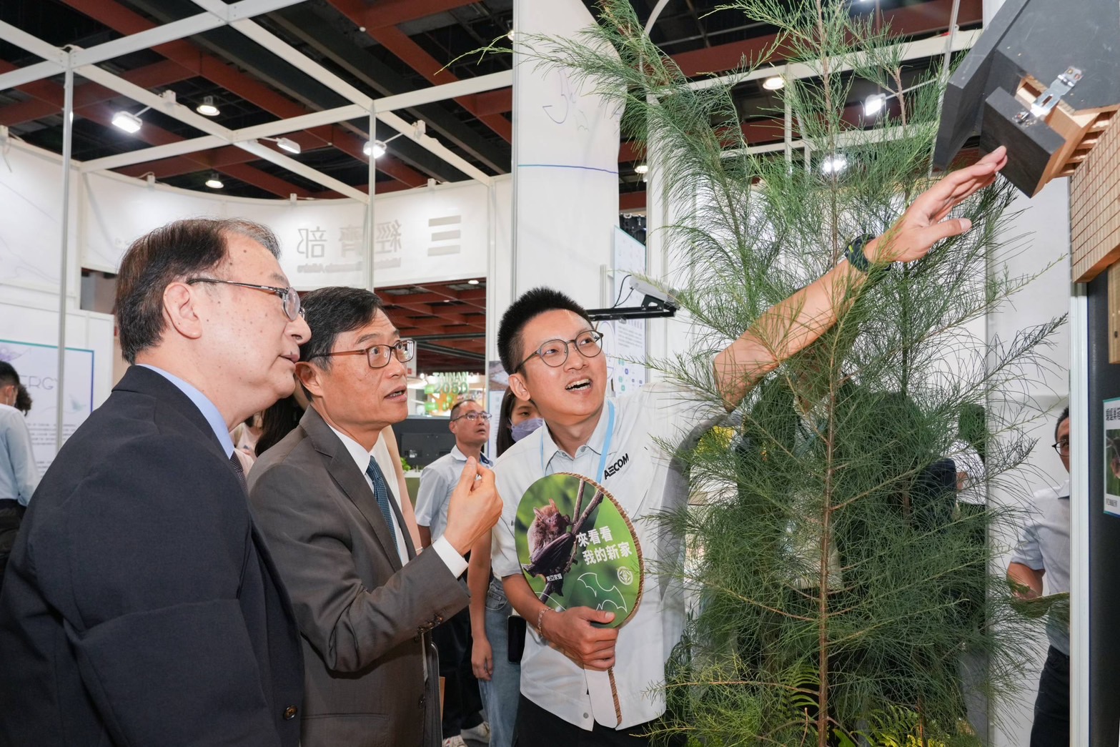 The booth used native Casuarina trees and bat nest boxes to evoke the forested bat habitats at the Yunlin Taixi Wind Farm. At left is Taipower Vice President Tsai Chih-Meng; second left is Deputy Minister of Economic Affairs Chen Chern-Chyi.