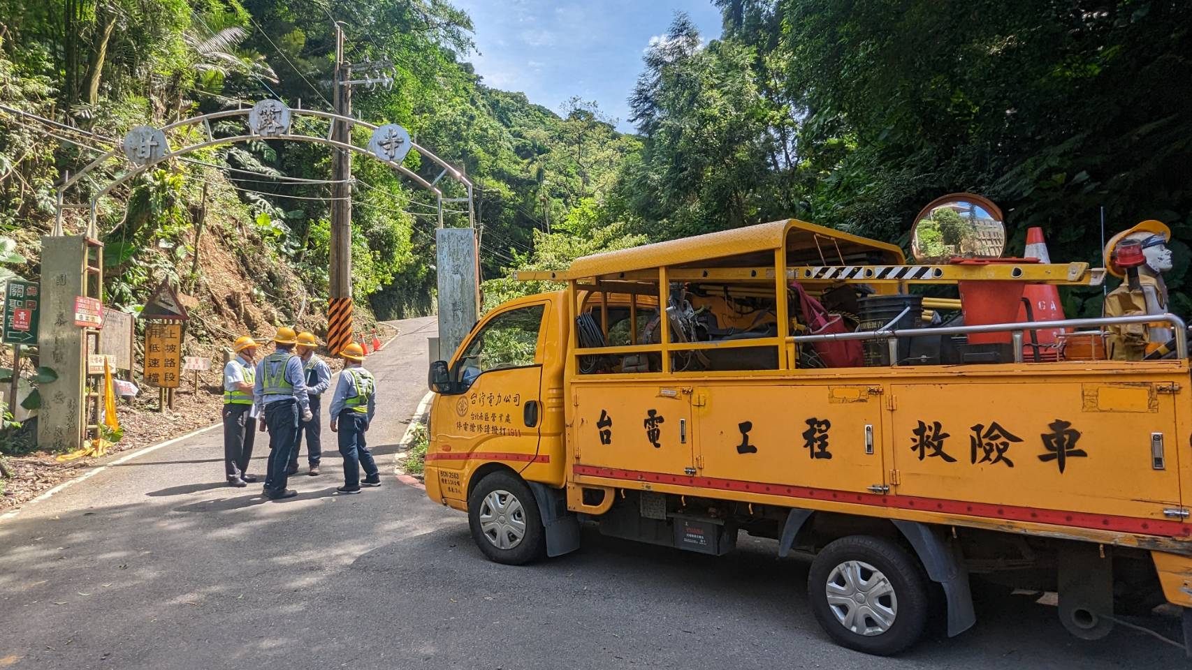 台電部署超過4,000名搶修人力、逾2,800輛搶修車輛及逾1,700台搶修機具，致力縮短復電時間。