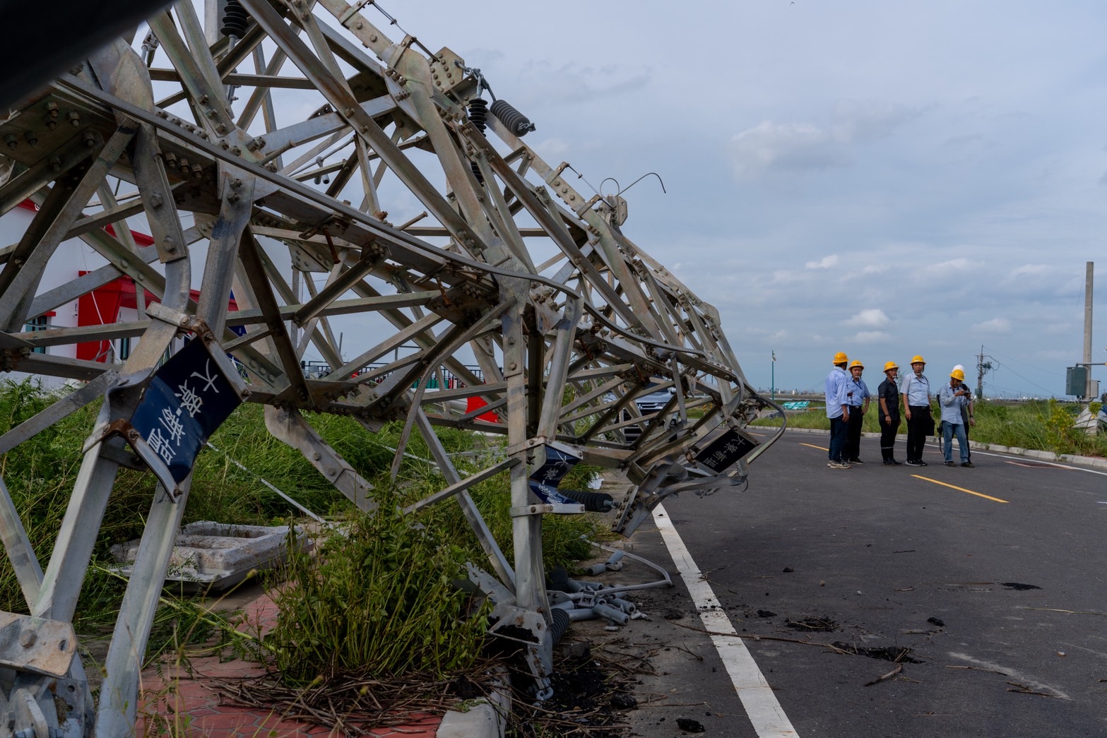 過往風災停電事故多為變壓器、線路斷落等設備引起，此次電桿倒斷及電塔倒塌範圍廣，屬數十年未見，需大量調度所需設備與搶修人力，且電塔修復作業須以大型吊裝作業，連帶影響搶修所需時間。圖為嘉義布袋地區倒塌電塔。