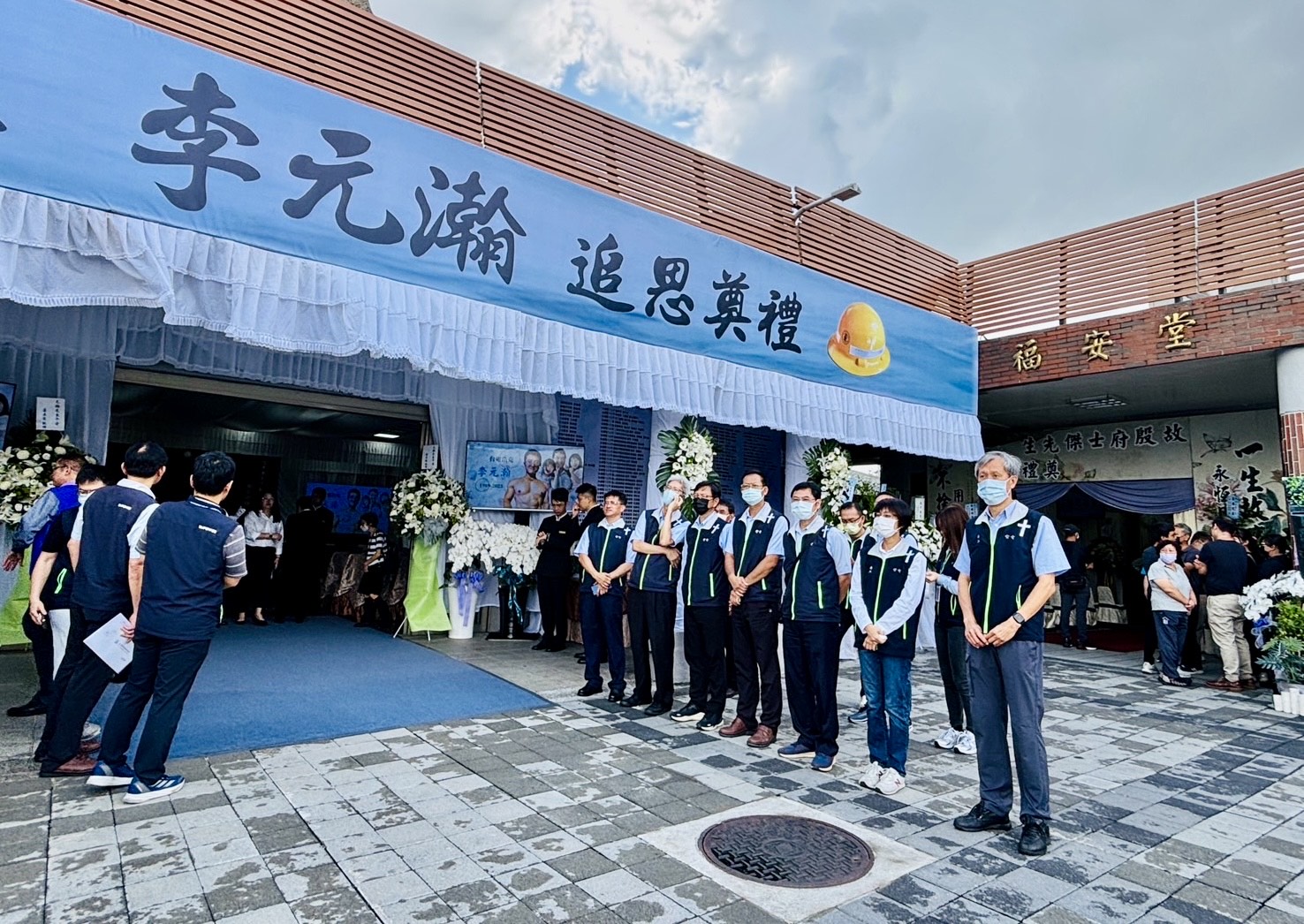 台電員工參加嘉義區處同仁李元瀚的告別式，淚送昔日同事最後一程。
