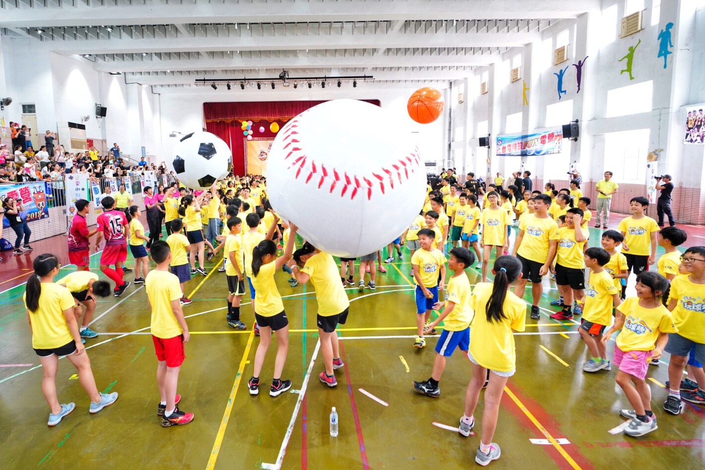 台電2018球類FUN電營開幕儀式參與營隊小朋友合力傳球