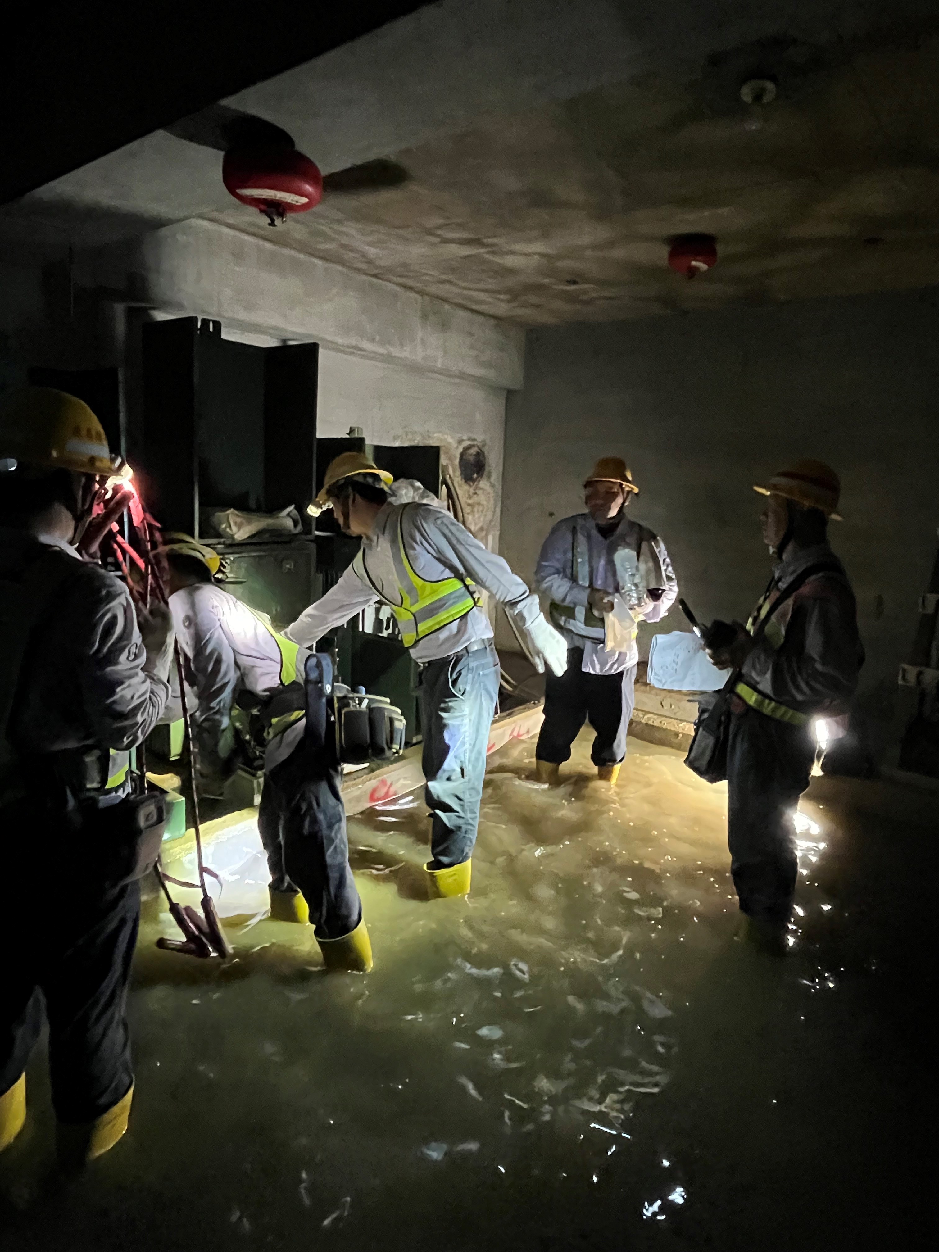 淹水造成多處大樓地下配電室設備受損，待抽除積水後，還須逐一將泡水設備洗淨、擦拭、點檢，若變壓器、開關設備或用戶電表受損，都需一一進行更換，台電將全力搶修也盼民眾體諒。