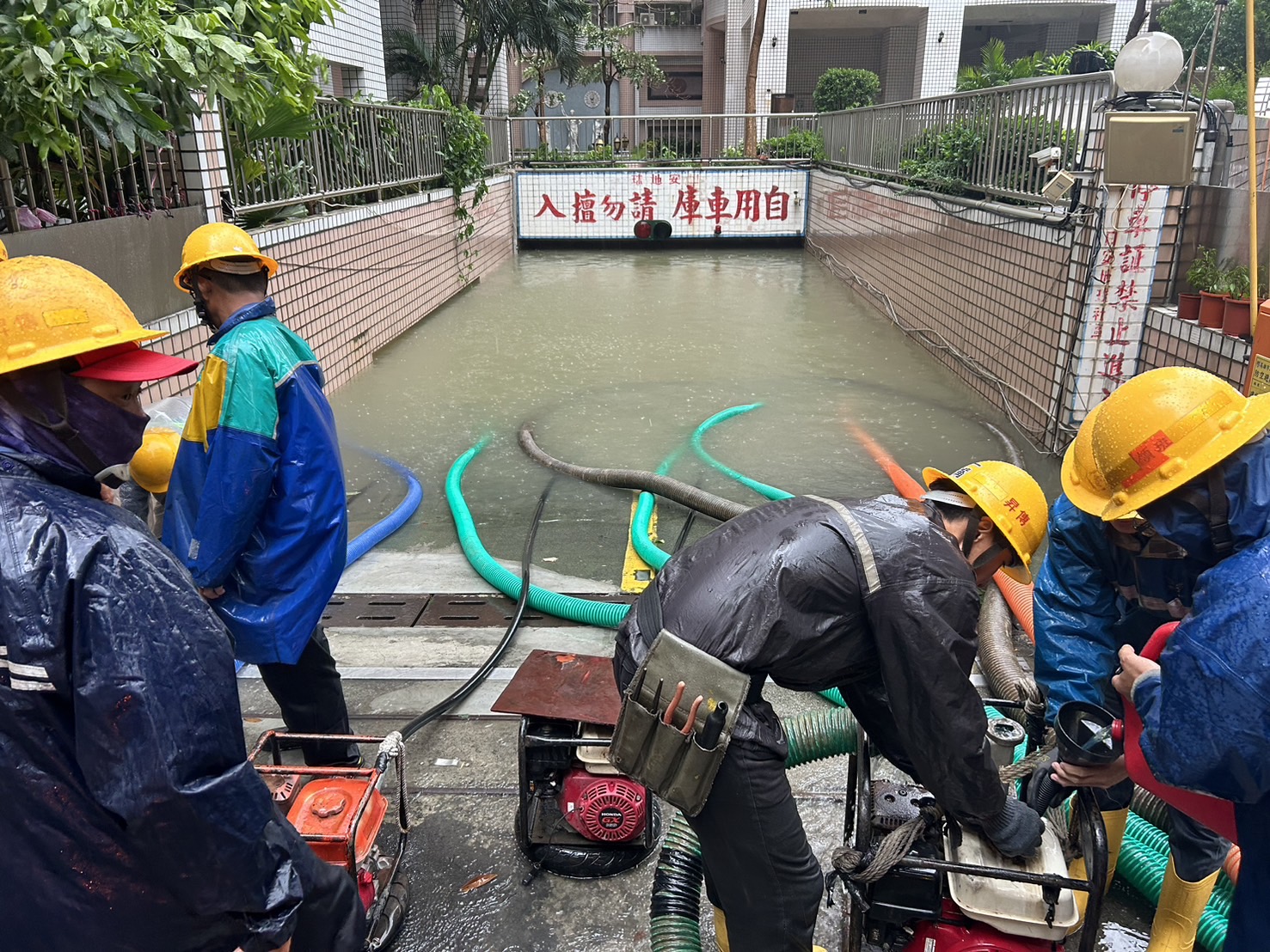 高雄市三民區一處大樓地下室淹水，台電已調度抽水機，加速解決淹水影響搶修問題，後續將視設備受淹水損害程度，積極進行設備汰換工作。.jpg