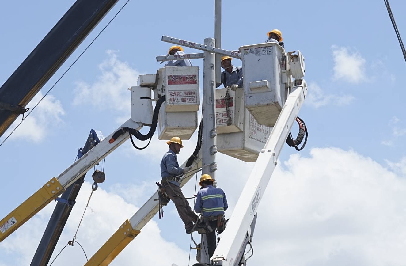 圖說：楊柳颱風襲台，強風造成嘉義東石鄉沿海地區電桿倒斷，台電動員搶修。
