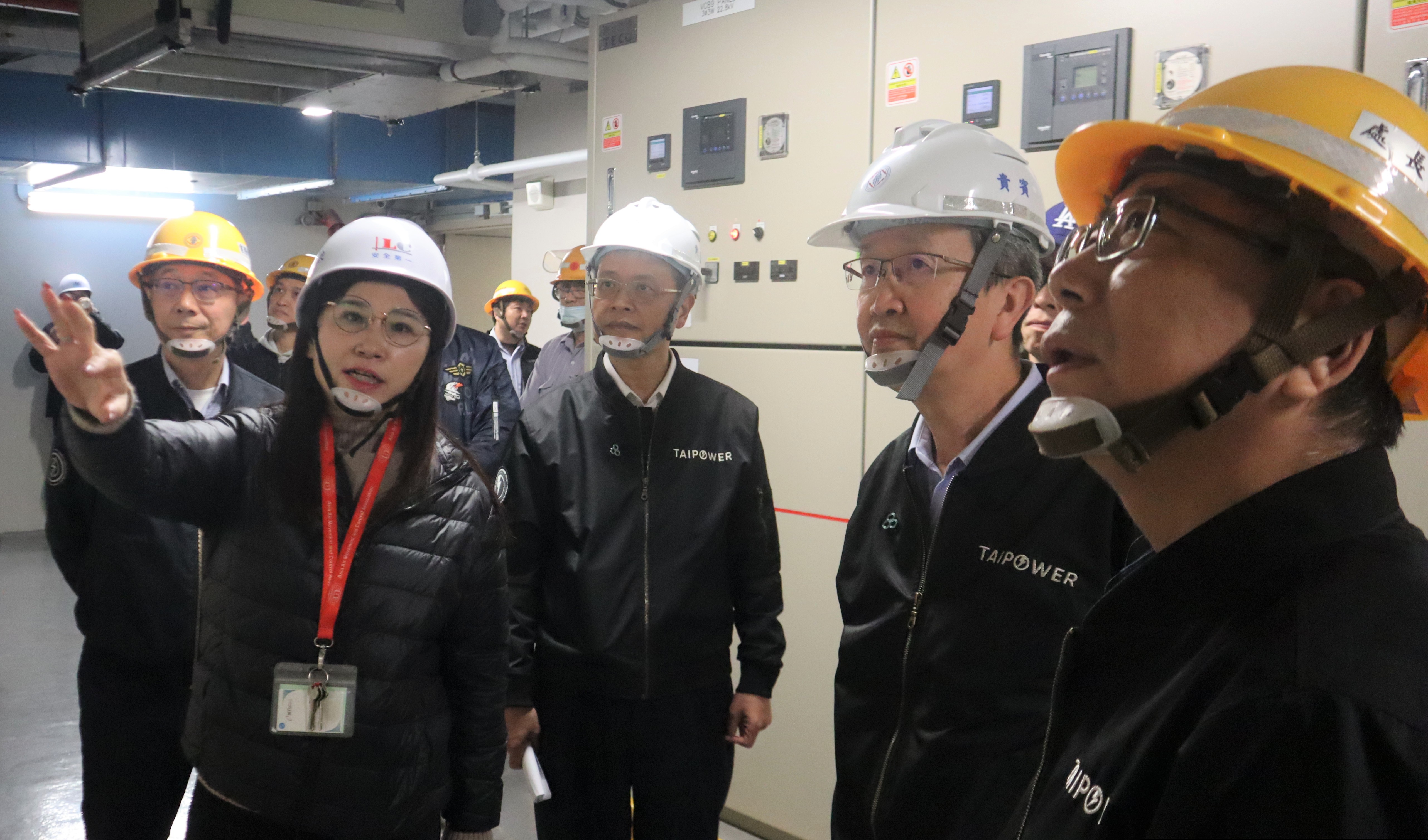 圖說：昨(10)日台電總經理王耀庭(右二)率領同仁親赴臺大癌醫中心，關心現場作業情況。