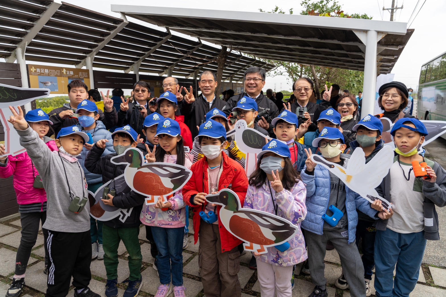 Today, Taipower invited students and teachers from Xingang Elementary School to participate in birdwatching activities, enthusiastically welcoming the start of the migratory bird season at Yong'an Wetland.