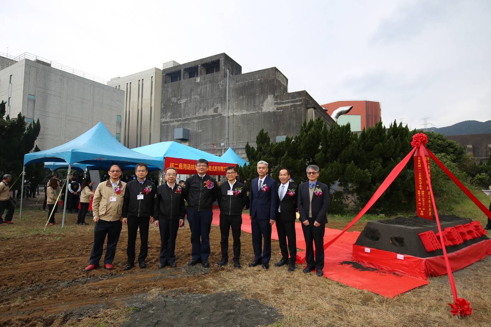 台電今(31)日舉行核二廠用過核燃料室外乾式貯存開工動土典禮。(圖左起為台電核二廠廠長曾文煌、台電核能後端營運處處長廖英辰、台電核能發電處處長林志保、台電董事長曾文生、台電副總經理許永輝、中鼎公司董事長楊宗興、俊鼎公司董事長譚雲鵬、萬鼎公司總經理賴慶和。)