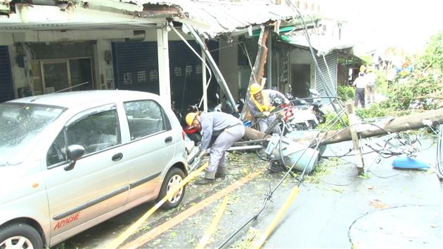 蘇力猛襲 台電動員超過2千人冒雨加班搶修 全台停電戶破百萬 北部核電廠降載 尚有8萬餘戶待復電