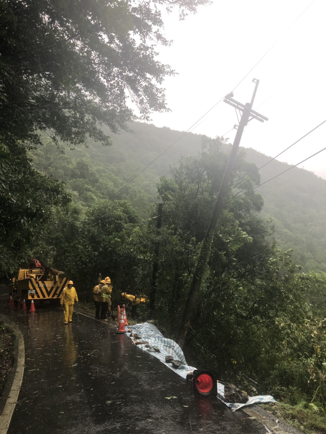 米塔颱風襲台今累計超過4萬戶停電 台電動員千人持續投入搶修