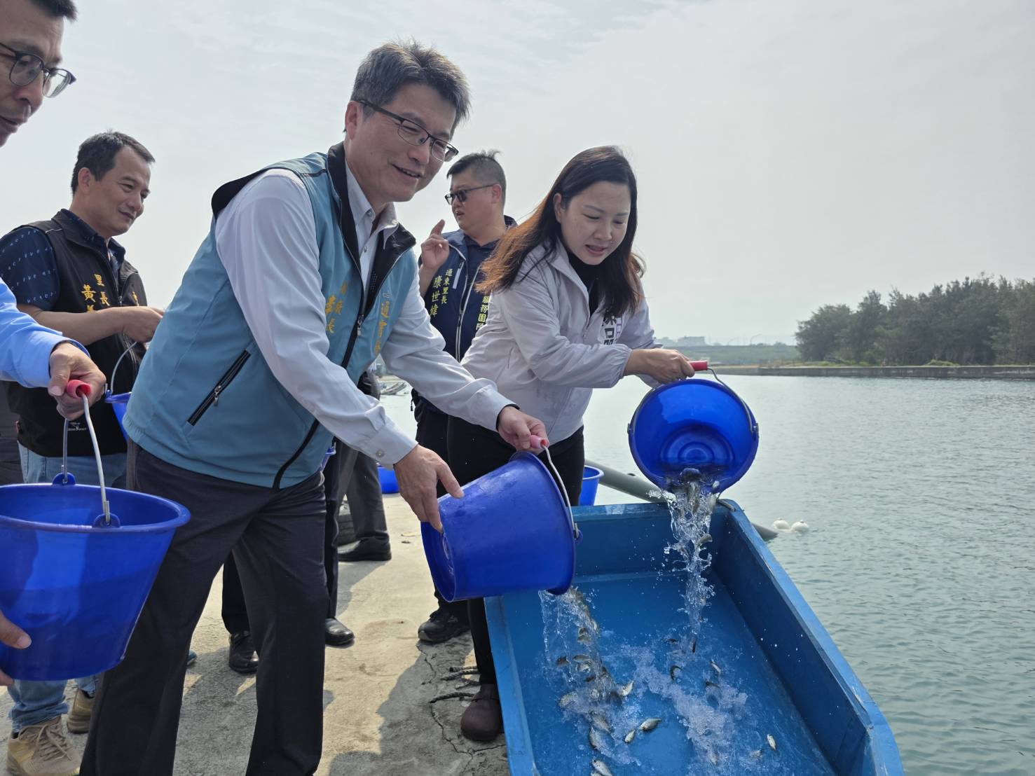 圖說：台電重視海洋生態保育，自2002年起每年辦理魚苗放流活動，進一步結合學術機構建立魚苗基因資料庫，為我國海洋研究資料累積珍貴數據。