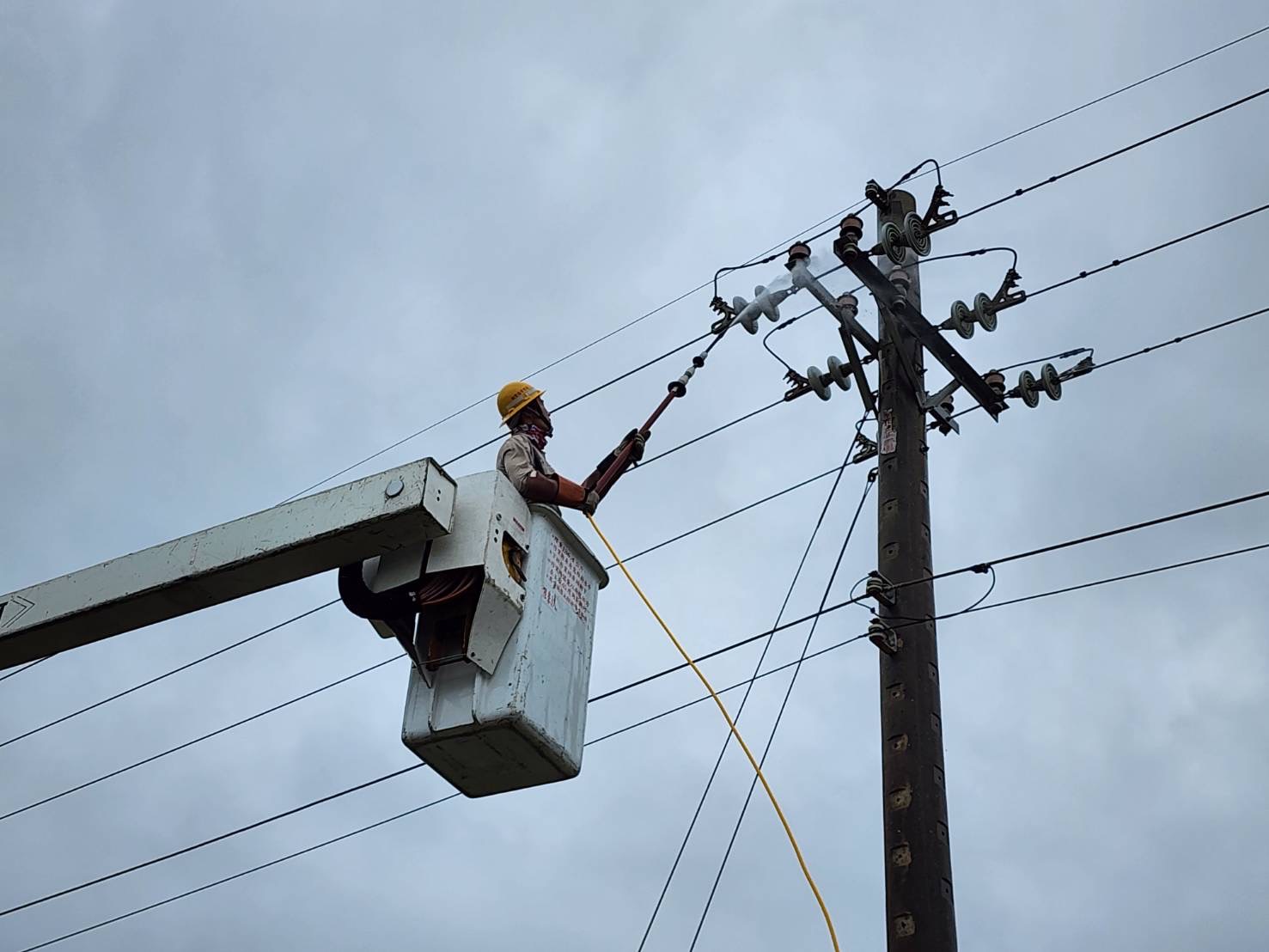 圖說：台電事前已於相關地區安排礙子清洗作業。