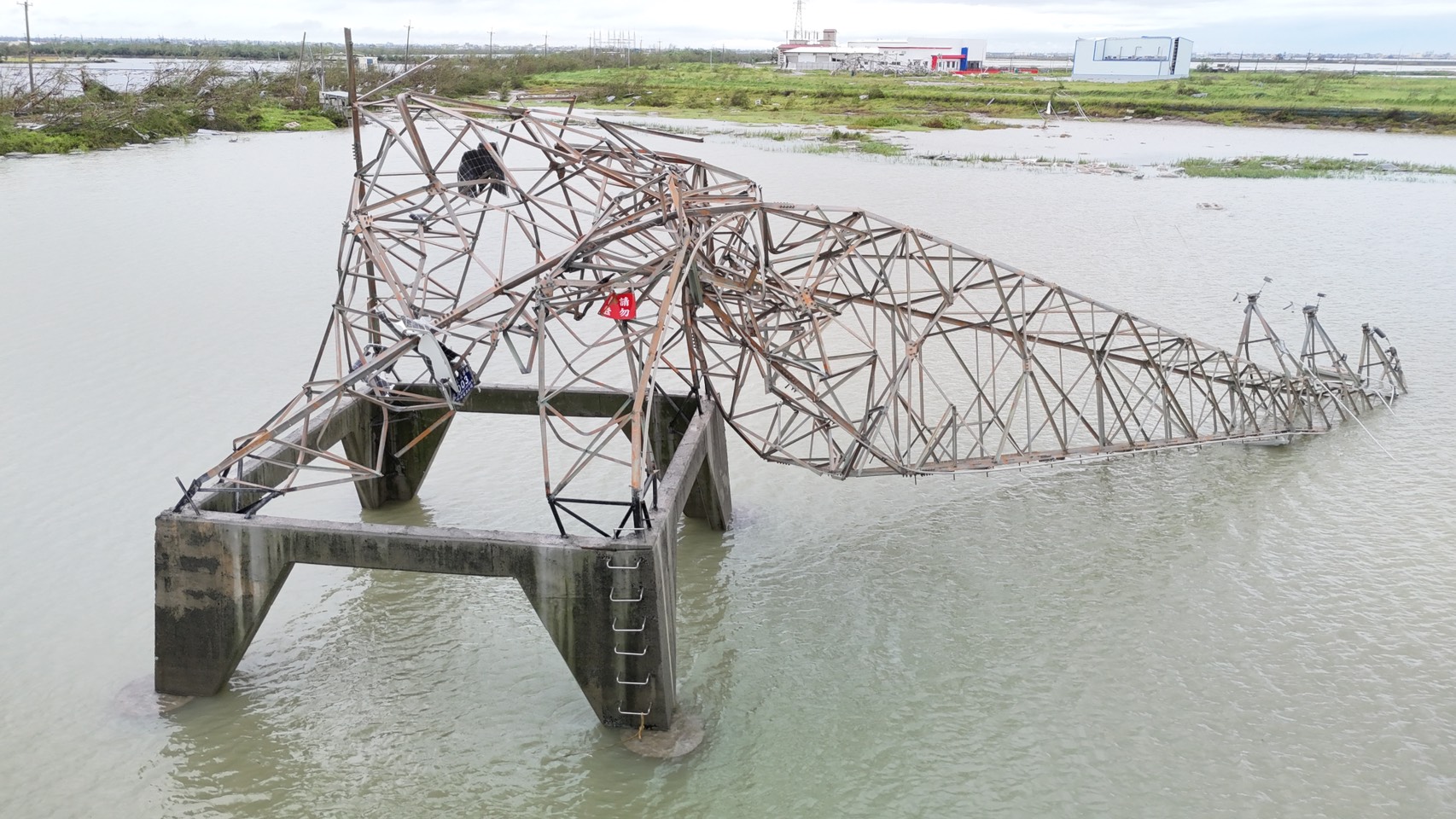 台電將努力先架設臨時線路，由配電系統轉供，致力於最短時間內復電，後續完成電網硬體設備修復，也盼受影響民眾理解。圖為嘉義布袋地區倒塌電塔。