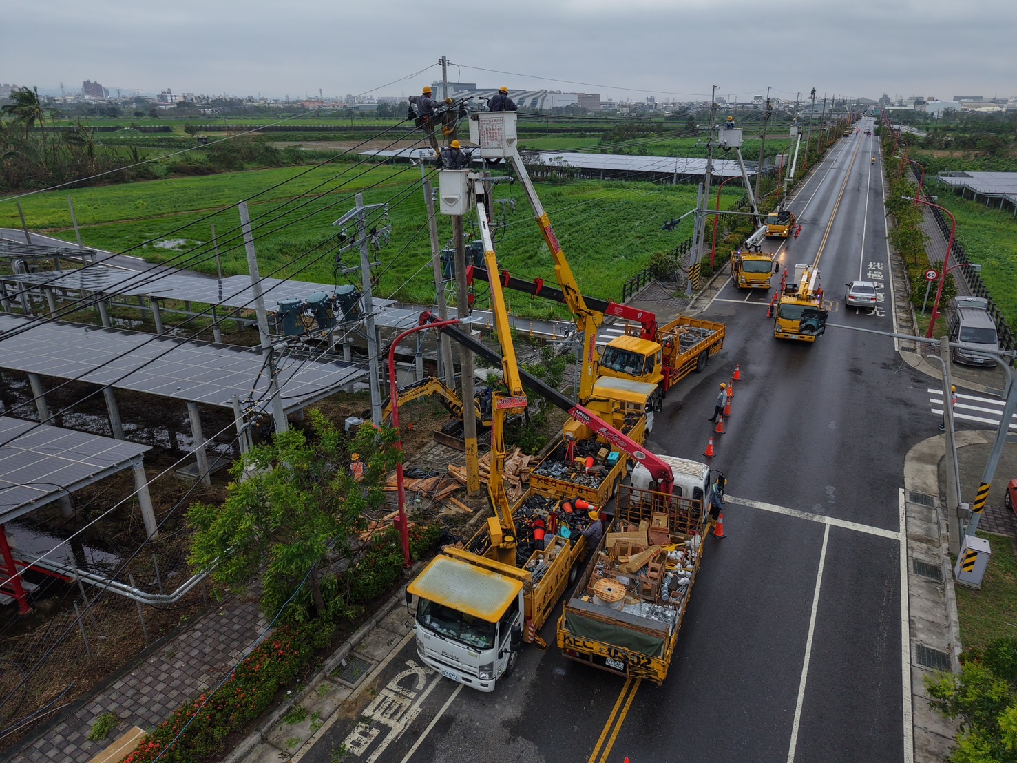 丹娜絲颱風所帶來的強勁風勢嚴重衝擊全台電網系統及輸電設備，台電同仁第一時間趕赴現場搶修。
