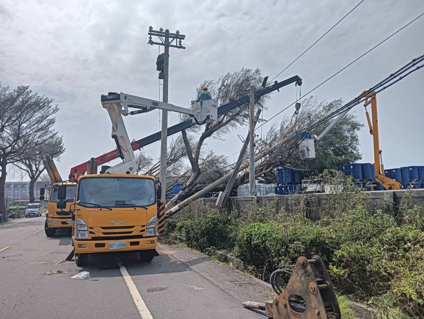 圖說：本次山陀兒颱風帶來的17級強風，導致南部地區災情嚴重，除了大量樹木倒塌壓斷電線和配電設備外，還造成多條道路被倒塌的樹木阻擋，進一步延誤搶修進度。