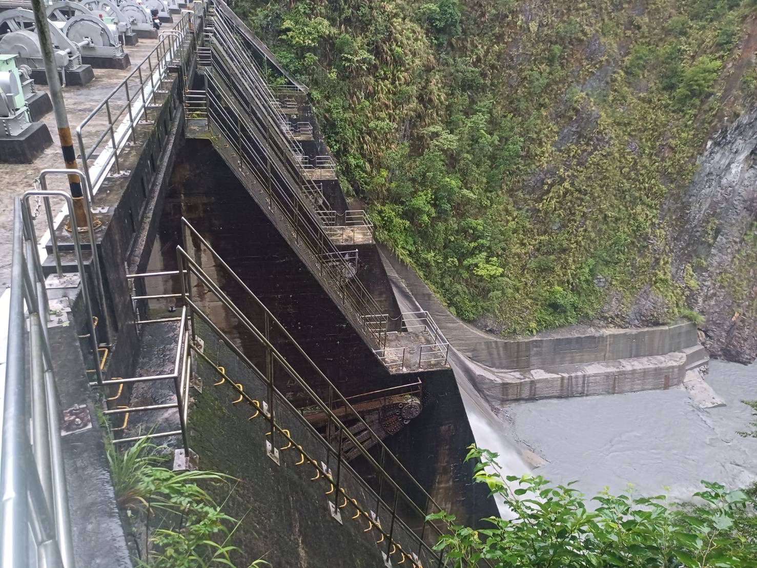 台電水力電廠將視降雨量對水庫蓄水影響，進行調節性放水，同時進行排砂。圖為大觀電廠武界壩。