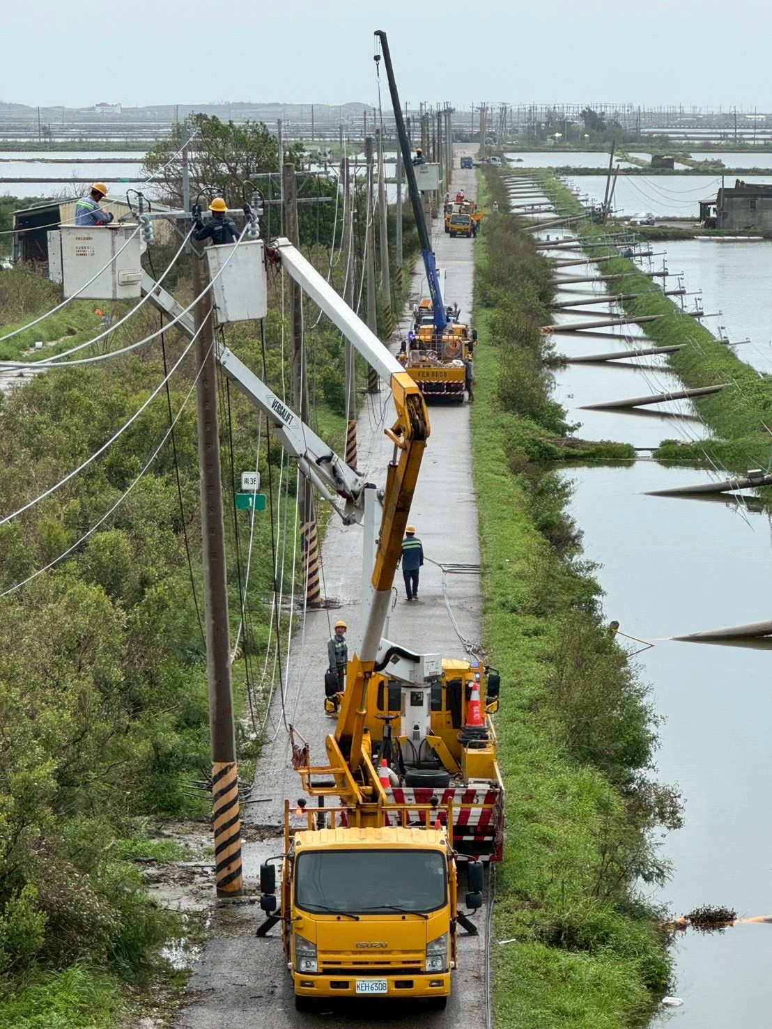 台電傾全國各區處9成搶修人力，力拚今日完成主幹線修復，前進大聚落搶修。