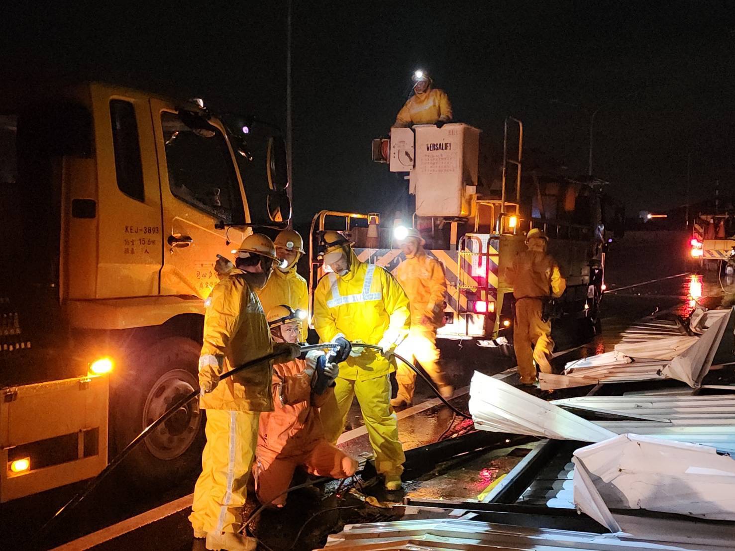 圖說：楊柳颱風造成高壓導線斷線，台電人員於台南市鹽水區搶修。