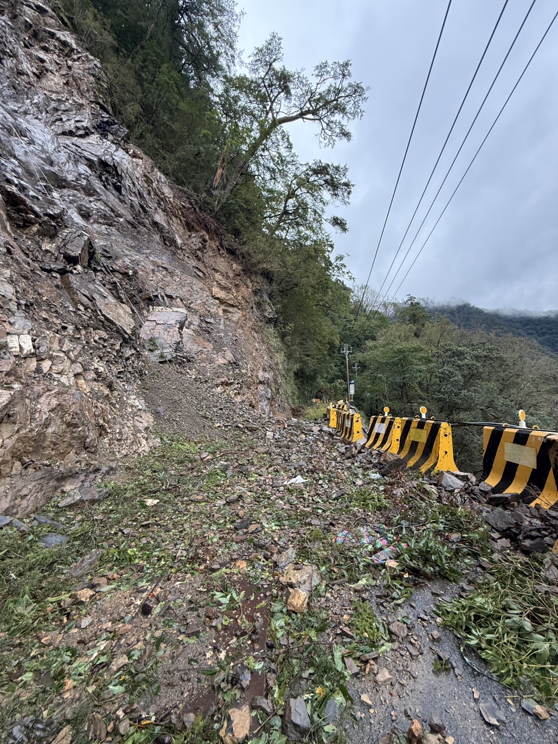 圖說：梨山地區發生大量山石滑落及路基損壞無法通行，阻礙台電機具、設備進入山區搶修。圖為台8線99.1K坍方狀況。