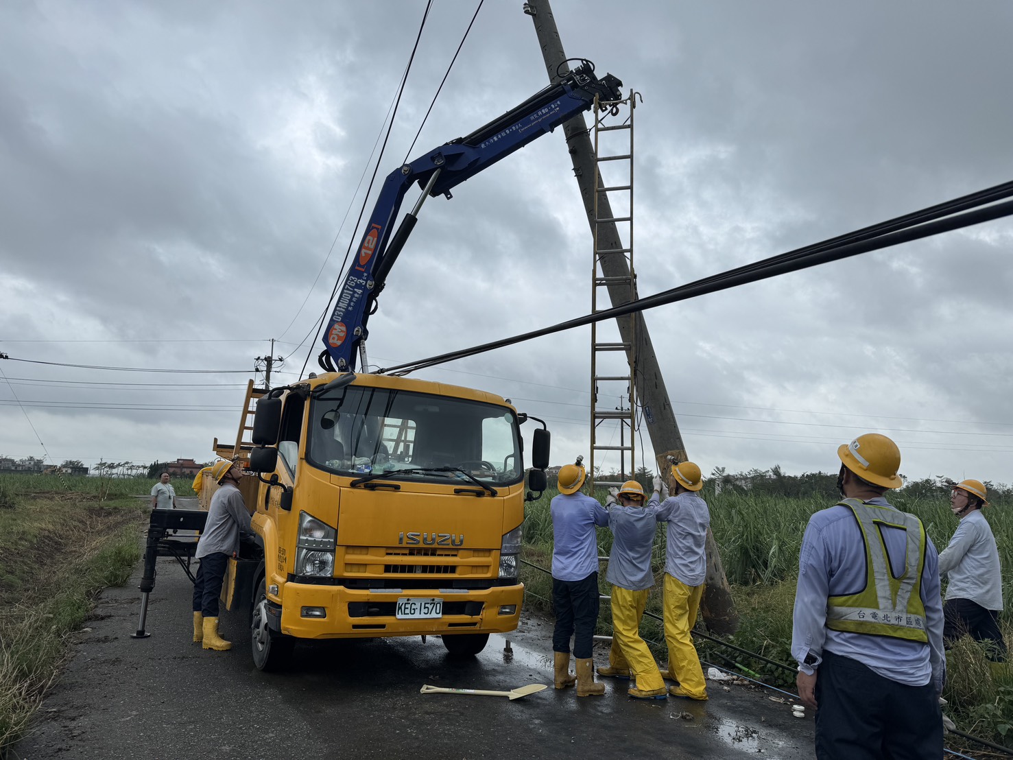 圖說：台電今日持續動員，可支援人力幾已傾巢而出，全國各區處超過9成搶修人力都集中嘉南全力投入復電作業。