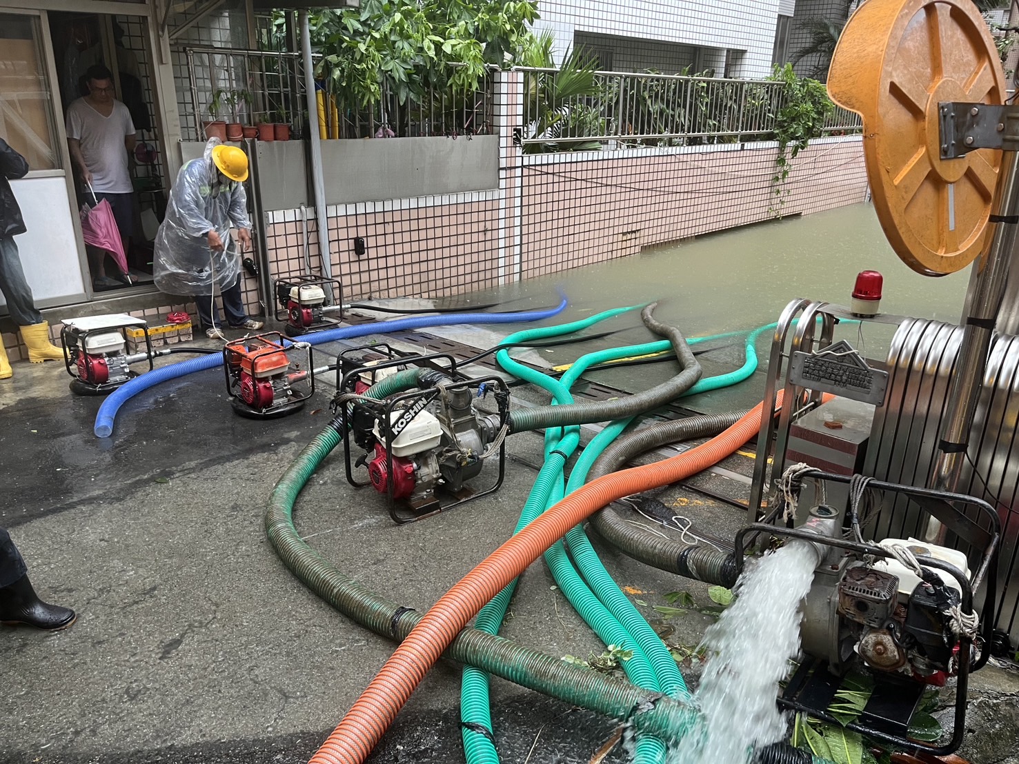 高雄市三民區一處大樓地下室淹水，台電已調度抽水機，加速解決淹水影響搶修問題，後續將視設備受淹水損害程度，積極進行設備汰換工作。