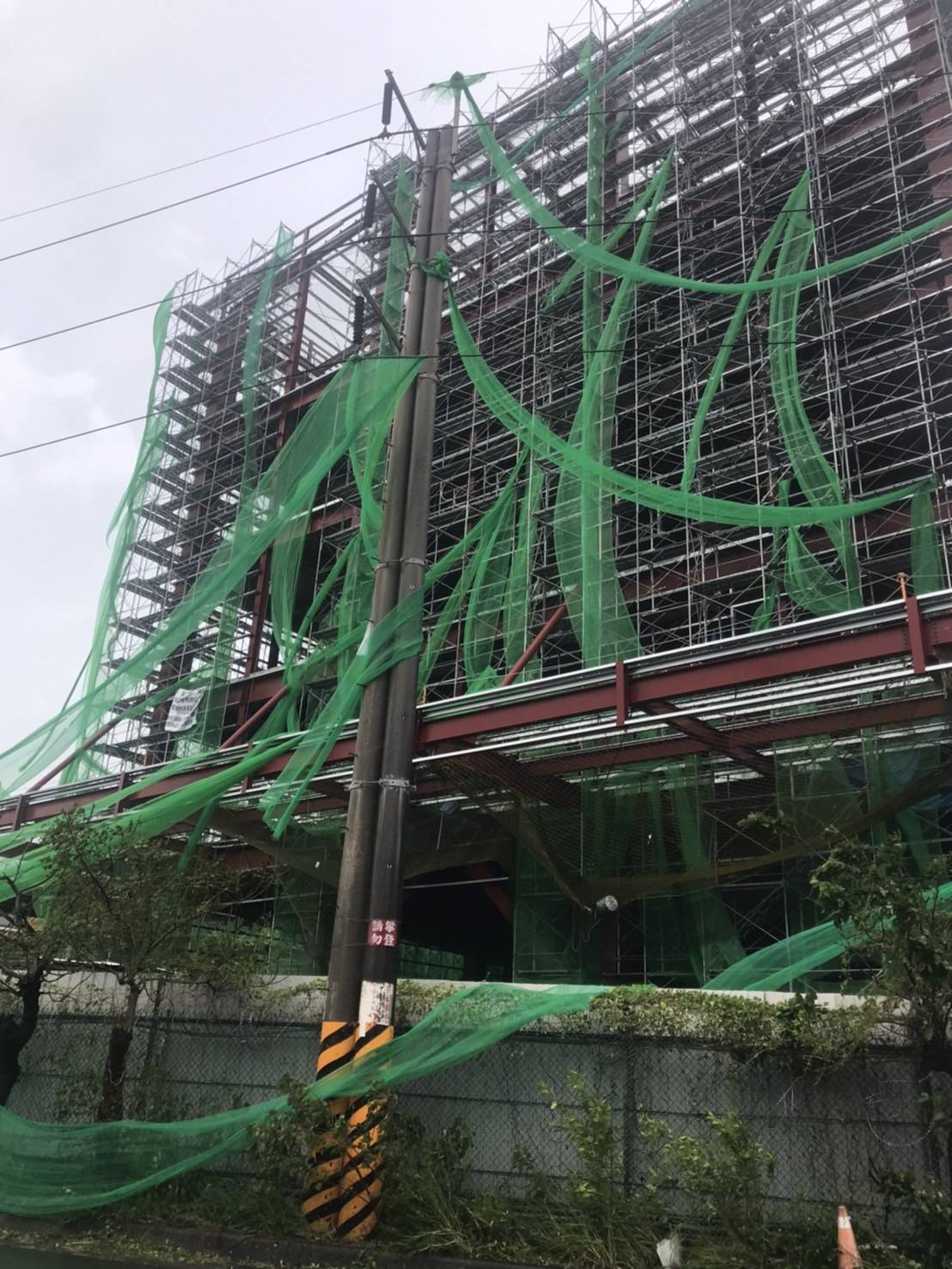 山陀兒颱風帶來瞬間強勁風勢，遭強風吹落的空飄物碰觸林園地區輸電線路導致停電。